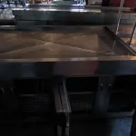 LOTE 151 - BALCÃO REFRIGERADO 4 PORTAS COM PISTA FRIA E CUSPIDEIRA E LÂMPADAS DE AQUECIMENTO. (NO ESTADO, NÃO SABEMOS SE FUNCIONA. LEILÃO NÃO TEM GARANTIA E NEM DEVOLUÇÃO).