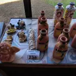 LOTE 238 - OBJETOS DECORATIVOS DE CERÂMICA. (NO ESTADO, NÃO SABEMOS SE FUNCIONA. LEILÃO NÃO TEM GARANTIA E NEM DEVOLUÇÃO).