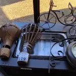 LOTE 229 - BALÕES BICICLETA E RELÓGIO DE FERRO DECORATIVO. (NO ESTADO, NÃO SABEMOS SE FUNCIONA. LEILÃO NÃO TEM GARANTIA E NEM DEVOLUÇÃO).