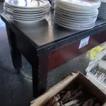 LOTE 213 - BALCÃO EM MADEIRA, INOX E RODAS. (NO ESTADO, NÃO SABEMOS SE FUNCIONA. LEILÃO NÃO TEM GARANTIA E NEM DEVOLUÇÃO).