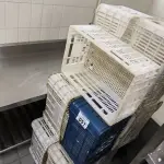 LOTE 051 - CAIXAS TIPO CEASA DIVERSAS. (NO ESTADO, NÃO SABEMOS SE FUNCIONA. LEILÃO NÃO TEM GARANTIA E NEM DEVOLUÇÃO).
