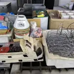 LOTE 076 - DISPLAYS DE MESA EM ACRÍLICO, CESTAS EM INOX, CACHEPÔS DE PAPELÃO, CACHEPOS DE ABAJOUR COM TECIDOS (TAÇA), (NO ESTADO, NÃO SABEMOS SE FUNCIONA. LEILÃO NÃO TEM GARANTIA E NEM DEVOLUÇÃO).