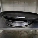 LOTE 097 - BANDEJA DE GARÇOM INOX E DE PLÁSTICO. (NO ESTADO, NÃO SABEMOS SE FUNCIONA. LEILÃO NÃO TEM GARANTIA E NEM DEVOLUÇÃO).