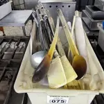 LOTE 075 - UTENSILIOS DE COZINHA DIVERSOS (COLHERES E CONCHAS INDUSTRIAIS). (NO ESTADO, NÃO SABEMOS SE FUNCIONA. LEILÃO NÃO TEM GARANTIA E NEM DEVOLUÇÃO).