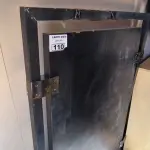 LOTE 110 - QUADRO NEGRO C/ RODAS. (NO ESTADO, NÃO SABEMOS SE FUNCIONA. LEILÃO NÃO TEM GARANTIA E NEM DEVOLUÇÃO).