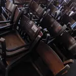 LOTE 200 - 40 CADEIRAS EM MADEIRA. (NO ESTADO, NÃO SABEMOS SE FUNCIONA. LEILÃO NÃO TEM GARANTIA E NEM DEVOLUÇÃO).