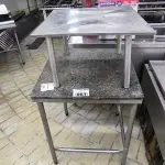 LOTE 061 - MESA C/ PRATELEIRA DE INOX E GRANITO. (NO ESTADO, NÃO SABEMOS SE FUNCIONA. LEILÃO NÃO TEM GARANTIA E NEM DEVOLUÇÃO).