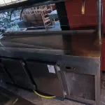 LOTE 152 - BALCÃO REFRIGERADO 3 PORTAS COM PISTA FRIA E CUSPIDEIRA. (NO ESTADO, NÃO SABEMOS SE FUNCIONA. LEILÃO NÃO TEM GARANTIA E NEM DEVOLUÇÃO).