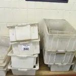 LOTE 042 - CAIXAS PLÁSTICAS DE TRANSPORTE DIVERSOS TAMANHOS. (NO ESTADO, NÃO SABEMOS SE FUNCIONA. LEILÃO NÃO TEM GARANTIA E NEM DEVOLUÇÃO).