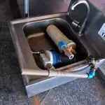 LOTE 188 - PIA DE INOX DE PAREDE E 2 FILTROS. (NO ESTADO, NÃO SABEMOS SE FUNCIONA. LEILÃO NÃO TEM GARANTIA E NEM DEVOLUÇÃO).