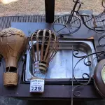 LOTE 229 - BALÕES BICICLETA E RELÓGIO DE FERRO DECORATIVO. (NO ESTADO, NÃO SABEMOS SE FUNCIONA. LEILÃO NÃO TEM GARANTIA E NEM DEVOLUÇÃO).