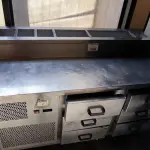 LOTE 108 - BALCÃO REFRIGERADO C/ 6 GAVETAS E CONDIMENTADORA. (NO ESTADO, NÃO SABEMOS SE FUNCIONA. LEILÃO NÃO TEM GARANTIA E NEM DEVOLUÇÃO).