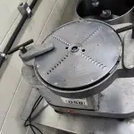 LOTE 058 - FATIADORA INDUSTRIAL ( RALADOR DE QUEIJO). (NO ESTADO, NÃO SABEMOS SE FUNCIONA. LEILÃO NÃO TEM GARANTIA E NEM DEVOLUÇÃO).