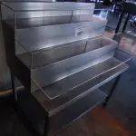 LOTE 157 - MESA PARA BEBIDAS E COPOS EM INOX. (NO ESTADO, NÃO SABEMOS SE FUNCIONA. LEILÃO NÃO TEM GARANTIA E NEM DEVOLUÇÃO).
