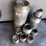 LOTE 186 - LEITEIRAS EM ALUMÍNIO DECORATIVOS. (NO ESTADO, NÃO SABEMOS SE FUNCIONA. LEILÃO NÃO TEM GARANTIA E NEM DEVOLUÇÃO).
