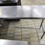 LOTE 057 - MESA DE INOX DE 1,40 X 0,40. (NO ESTADO, NÃO SABEMOS SE FUNCIONA. LEILÃO NÃO TEM GARANTIA E NEM DEVOLUÇÃO).