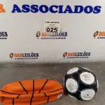 LOTE 025 - 02 BOLAS, SENDO 01 BASQUETE E 01 FUTEBOL. (NO ESTADO) ATENÇÃO! FAZER A VISITAÇÃO ANTES DE ARREMATAR, NÃO SABEMOS SE FUNCIONA. LEILÃO NÃO TEM GARANTIA E NEM DEVOLUÇÃO, SUJEITO A POSSÍVEIS AVARIAS VISÍVEIS/OCULTAS E/OU AUSÊNCIA DE COMPONENTES.