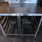 LOTE 137 - BANCADA DE INOX C/ SUPORTE P/ GAVETAS GN. (NO ESTADO, NÃO SABEMOS SE FUNCIONA. LEILÃO NÃO TEM GARANTIA E NEM DEVOLUÇÃO).