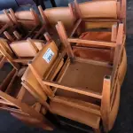 LOTE 202 - 28 CADEIRAS EM MADEIRA. (NO ESTADO, NÃO SABEMOS SE FUNCIONA. LEILÃO NÃO TEM GARANTIA E NEM DEVOLUÇÃO).