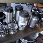 LOTE 275 - PORTA QUEIJO, AQUECEDOR DE LEITE NESPRESSO, PRENSA FRANCESA PARA CAFÉ, BOWLS DE INOX, GARRAFAS TÉRMICAS. (NO ESTADO, NÃO SABEMOS SE FUNCIONA. LEILÃO NÃO TEM GARANTIA E NEM DEVOLUÇÃO).