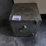 LOTE 106 - COFRE. (NO ESTADO, NÃO SABEMOS SE FUNCIONA. LEILÃO NÃO TEM GARANTIA E NEM DEVOLUÇÃO).