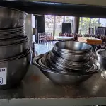 LOTE 276 - BOWLS DE INOX DIVERSOS TAMANHOS. (NO ESTADO, NÃO SABEMOS SE FUNCIONA. LEILÃO NÃO TEM GARANTIA E NEM DEVOLUÇÃO). 