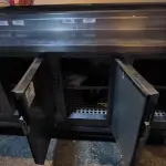 LOTE 135 - BALCÃO REFRIGERADO TRÊS PORTAS C/ PRATELEIRA. (NO ESTADO, NÃO SABEMOS SE FUNCIONA. LEILÃO NÃO TEM GARANTIA E NEM DEVOLUÇÃO). 
