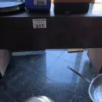 LOTE 211 - BALCÃO EM MADEIRA E RODAS. (NO ESTADO, NÃO SABEMOS SE FUNCIONA. LEILÃO NÃO TEM GARANTIA E NEM DEVOLUÇÃO).