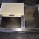 LOTE 136 - MESA CAIXA P/ GELO COM TÁBUA DE POLIETILENO. (NO ESTADO, NÃO SABEMOS SE FUNCIONA. LEILÃO NÃO TEM GARANTIA E NEM DEVOLUÇÃO).