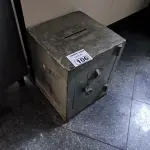LOTE 106 - COFRE. (NO ESTADO, NÃO SABEMOS SE FUNCIONA. LEILÃO NÃO TEM GARANTIA E NEM DEVOLUÇÃO).