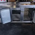 LOTE 132 - BALCÃO REFRIGERADO DUAS PORTAS. (NO ESTADO, NÃO SABEMOS SE FUNCIONA. LEILÃO NÃO TEM GARANTIA E NEM DEVOLUÇÃO).