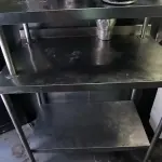 LOTE 117 - MESA DE INOX C/PRATELEIRA. (NO ESTADO, NÃO SABEMOS SE FUNCIONA. LEILÃO NÃO TEM GARANTIA E NEM DEVOLUÇÃO).
