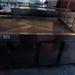 LOTE 151 - BALCÃO REFRIGERADO 4 PORTAS COM PISTA FRIA E CUSPIDEIRA E LÂMPADAS DE AQUECIMENTO. (NO ESTADO, NÃO SABEMOS SE FUNCIONA. LEILÃO NÃO TEM GARANTIA E NEM DEVOLUÇÃO).