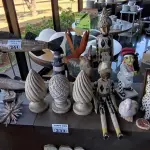 LOTE 241 - OBJETOS DECORATIVOS EM MADEIRA. (NO ESTADO, NÃO SABEMOS SE FUNCIONA. LEILÃO NÃO TEM GARANTIA E NEM DEVOLUÇÃO).
