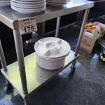 LOTE 175 - 01 BANCADAS DE INOX COM RODINHA PEQUENA. (NO ESTADO, NÃO SABEMOS SE FUNCIONA. LEILÃO NÃO TEM GARANTIA E NEM DEVOLUÇÃO).