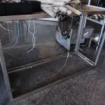 LOTE 179 - BANCADA DE INOX E GRANITO. (NO ESTADO, NÃO SABEMOS SE FUNCIONA. LEILÃO NÃO TEM GARANTIA E NEM DEVOLUÇÃO).