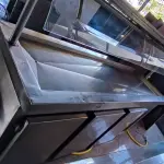 LOTE 152 - BALCÃO REFRIGERADO 3 PORTAS COM PISTA FRIA E CUSPIDEIRA. (NO ESTADO, NÃO SABEMOS SE FUNCIONA. LEILÃO NÃO TEM GARANTIA E NEM DEVOLUÇÃO).