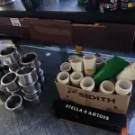 LOTE 212 - BALCÃO EM MADEIRA, INOX E RODAS. (NO ESTADO, NÃO SABEMOS SE FUNCIONA. LEILÃO NÃO TEM GARANTIA E NEM DEVOLUÇÃO).