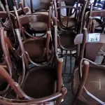 LOTE 204 - 27 CADEIRAS EM MADEIRA MODELO SÃO PAULO DA THONART. (NO ESTADO, NÃO SABEMOS SE FUNCIONA. LEILÃO NÃO TEM GARANTIA E NEM DEVOLUÇÃO). 