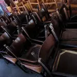 LOTE 200 - 40 CADEIRAS EM MADEIRA. (NO ESTADO, NÃO SABEMOS SE FUNCIONA. LEILÃO NÃO TEM GARANTIA E NEM DEVOLUÇÃO).