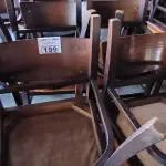 LOTE 199 - 42 CADEIRAS EM MADEIRA. (NO ESTADO, NÃO SABEMOS SE FUNCIONA. LEILÃO NÃO TEM GARANTIA E NEM DEVOLUÇÃO).