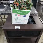 LOTE 063 - CARRINHO DE MADEIRA C/ FLORES ARTIFICIAIS P/ DECORAÇÃO. (NO ESTADO, NÃO SABEMOS SE FUNCIONA. LEILÃO NÃO TEM GARANTIA E NEM DEVOLUÇÃO).