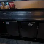LOTE 135 - BALCÃO REFRIGERADO TRÊS PORTAS C/ PRATELEIRA. (NO ESTADO, NÃO SABEMOS SE FUNCIONA. LEILÃO NÃO TEM GARANTIA E NEM DEVOLUÇÃO). 