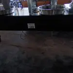 LOTE 169 - BALCÃO DE RODAS INOX E MADEIRA. (NO ESTADO, NÃO SABEMOS SE FUNCIONA. LEILÃO NÃO TEM GARANTIA E NEM DEVOLUÇÃO).