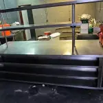 LOTE 123 - BALCÃO REFRIGERADO CINCO PORTAS C/PRATELEIRAS. (NO ESTADO, NÃO SABEMOS SE FUNCIONA. LEILÃO NÃO TEM GARANTIA E NEM DEVOLUÇÃO).