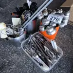 LOTE 270 - UTENSÍLIOS DIVERSOS PEQUENOS CONCHAS PEGADORES, COLHERES, FUÊ. (NO ESTADO, NÃO SABEMOS SE FUNCIONA. LEILÃO NÃO TEM GARANTIA E NEM DEVOLUÇÃO).