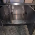 LOTE 176 - BANCADA INOX COM PORTA. (NO ESTADO, NÃO SABEMOS SE FUNCIONA. LEILÃO NÃO TEM GARANTIA E NEM DEVOLUÇÃO).