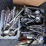 LOTE 268 - UTENSÍLIOS DE COZINHA (COLHERES E CONCHAS). (NO ESTADO, NÃO SABEMOS SE FUNCIONA. LEILÃO NÃO TEM GARANTIA E NEM DEVOLUÇÃO).