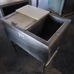 LOTE 136 - MESA CAIXA P/ GELO COM TÁBUA DE POLIETILENO. (NO ESTADO, NÃO SABEMOS SE FUNCIONA. LEILÃO NÃO TEM GARANTIA E NEM DEVOLUÇÃO).