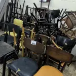 LOTE 038 - CADEIRAS INCOMPLETAS EM MADEIRA. (NO ESTADO, NÃO SABEMOS SE FUNCIONA. LEILÃO NÃO TEM GARANTIA E NEM DEVOLUÇÃO).